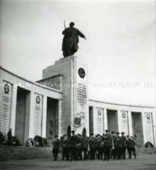 Ein Musikantenzug der Roten Armee am Jahrestag der Oktoberrevolution von 1917 am sowjetischen Ehrenmal im Tiergarten