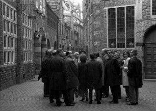 Bremen: Journalistengruppe in der Böttcherstraße
