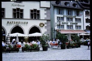 Freiburg: Ratskeller mit Rappen, mit Gästen ohne Markt