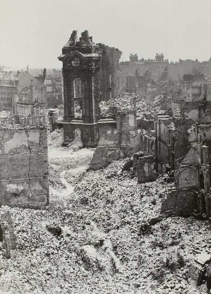 Dresden. Blick vom Ständehaus nach Osten auf die Ruinen der Innenstadt und der Frauenkirche