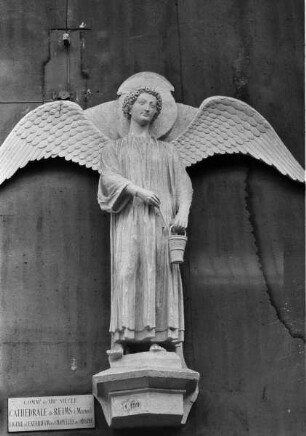Engelsfigur vom Chor der Kathedrale Notre-Dame zu Reims