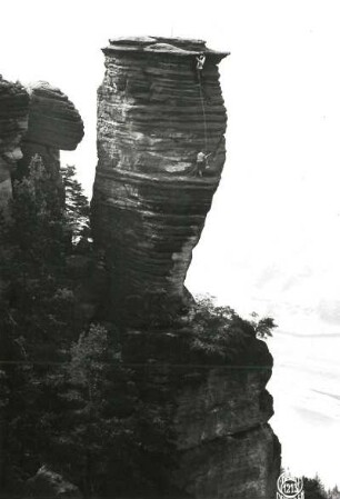 Böhmische Schweiz. Niedergrundwächter (Strážce Dolního Žlebu). Seilschaft Klemm im Ausstieg des Doltzeweges (VIIb)