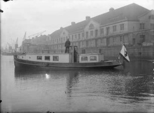 Boot der Berliner Feuerwehr im Becken II des Westhafens