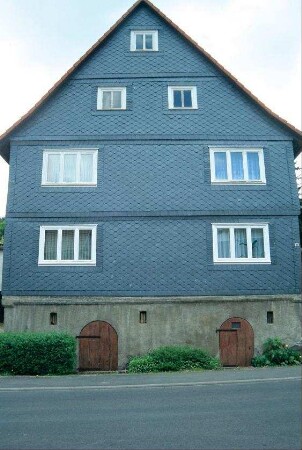 giebelständiges Wohnhaus mit zwei Kellereingängen