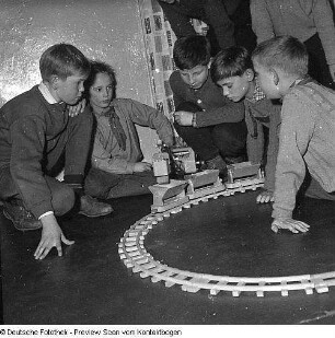 Junge Pioniere in Pirna; Witwe Paul Gruner in 31. Oberschule