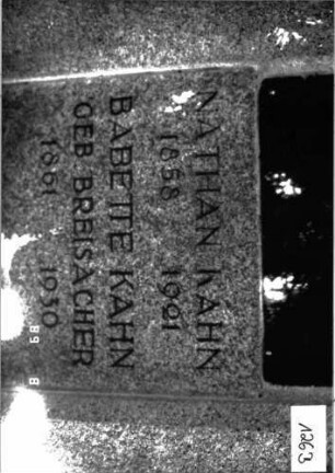 Grabstein 126 (Index: 100105331) Material: Granit, schwarze Platte Zustand: gut Maße HxBxT: 201x158x14 cm Beschreibung: Stele, beidseitig von halbhohen Flügeln umfaßt, leicht überstehende Abdeckplatte, rechteckige Schriftplatte, vor Stele liegend rechteckige Gedenktafel Besonderheit: Doppelgrab für Eheleute und Gedenktafel: Grabstein 126B