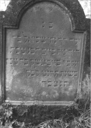 Grabstein 112 (Index: 99609748) Material: Sandstein Zustand: verwittert Maße HxBxT: 71x53x9 cm Beschreibung: Stele, eingezogener Rundbogenabschluß, Schriftfeld eingetieft Besonderheit: Kindergrab: Grabstein 112A