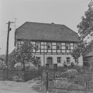 Häuser im oberen Erzgebirge : Erzgebirge. Unbekannter Ort. Bauernhaus