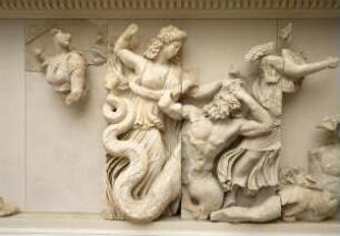 Pergamonaltar, Nordfries - Ausschnitt: Moiren, die mit Schwert und Lanze zwei Giganten niederkämpfen