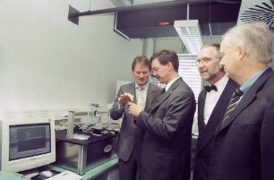 Freiburg im Breisgau: Wirtschaftsminister Walter Döring im Bio-Tech-Zentrum