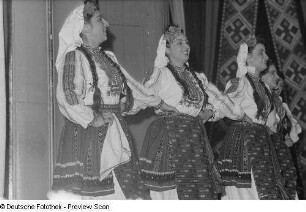 Tänzerinnen eines bulgarischen Ensembles in Tracht