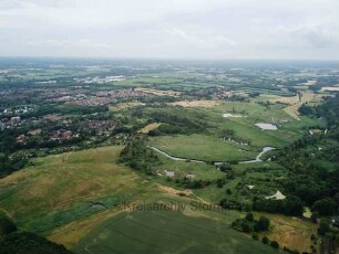 Brennermoor: Luftbild Richtung Süd-Westen: links Bad Oldesloe, vorne Trave