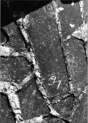 Grabstein 91 (Index: 99796517) Material: Sandstein Zustand: leicht verwittert Maße HxBxT: 0x0x0 cm Beschreibung: Fragment: Grabstein 91 (1)
