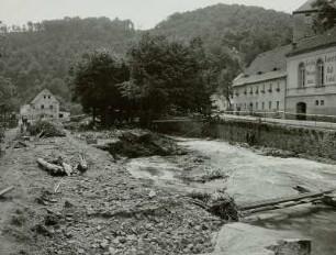 Weesenstein, Blick flussabwärts. Zerstörungen am linken Ufer hervorgerufen durch Strudel am Pfeiler der Eisenbahnbrücke nach der Unwetterkatastrophe vom 8./9. Juli 1927