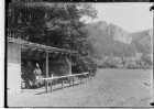 Schwäbisches Hitler-Jugendlager im Donautal - Bann 119; Küchenbaracke mit fahrbarer 'Gulaschkanone'; Koch bei der Arbeit