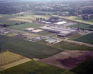 Tiefdruckerei der Axel-Springer AG: Luftbild des Gewerbegebietes am Beimoorweg: Im Vordergrund Kornkamp mit Umspannwerk und Ackerflächen, im Hintergrund Britisch American Tobacco (BAT) und Stadt Ahrensburg