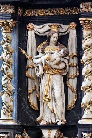 Hochaltar — Auferstandener Christus und acht Heilige — Madonna mit Christuskind