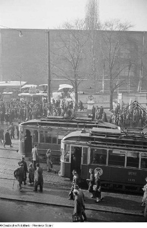 Straßenbahnhaltestelle vor dem Ausstellungsgelände der Technischen Messe