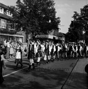 Junge Europäische Föderalisten (JEF) e.V. und Europa-Union: Folklorefest: Festumzug der Trachtengruppen: Trachtengruppe auf Poststraße / Europaplatz