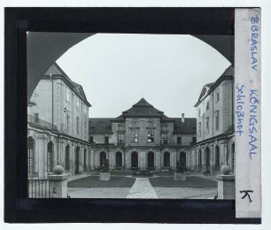 Königsaal, Schloss : Außenansicht, Ehrenhof