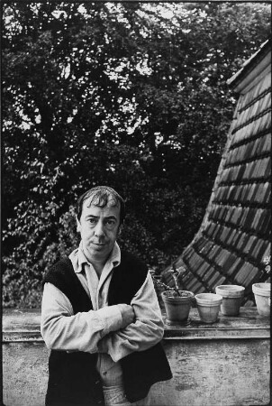 Der Schriftsteller Fritz-Rudolf Fries auf dem Balkon seines Hauses