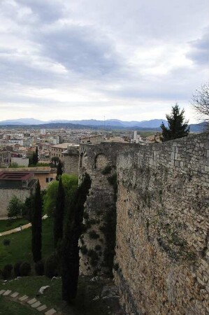 Girona - Historische Stadtmauer : Große Teile der historischen Stadtmauer sind erhalten, aufgenommen am 16. April 2012 in der Altstadt von Girona