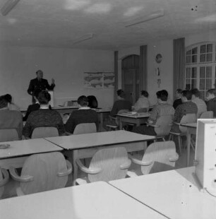 Rieneck-Dürrhof. Fernfahrerschule. Blick in den Unterrichtsraum mit Lehrgangsteilnehmern