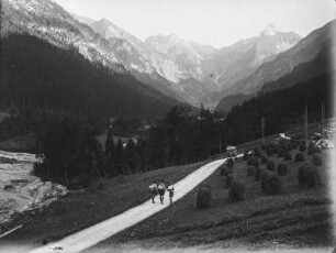 Bergstraße : Links die Trettach, auf der Straße drei Jungen, rechts abgeerntete Felder