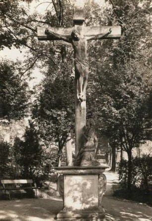 Christus am Kreuz mit der knienden Maria Magdalena