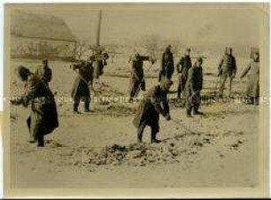Deutsche Soldaten beim Schneeräumen an der Ostfront