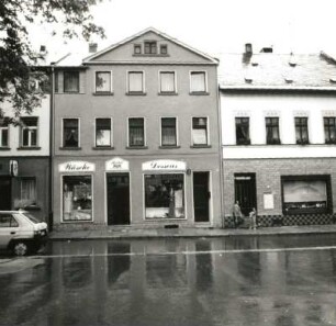 Auerbach, Friedensplatz 7. Wohnhaus mit Ladeneinbau. Straßenfront