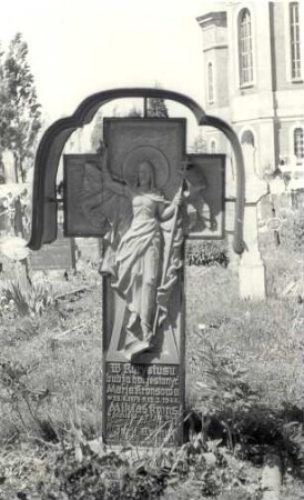 Grabkreuz in Crostwitz : Handwerkstechniken - Tischlerei. Ort: Chrósćicy / Crostwitz. Kreuz auf dem Friedhof