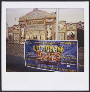 Werbeschild für das Eckart Witzigmann Palazzo vor einer Jahrmarktbude