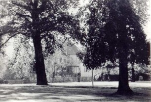 Grünanlage am "Haus im Weinberg ", ehemaliger Weinbergfriedhof. Detmold. Paulinenstraße