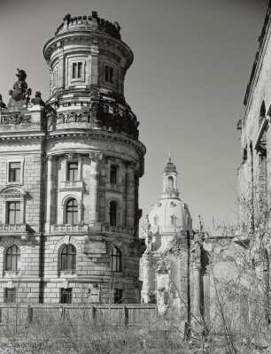 Polizeipräsidium : Nordöstlicher Eckpavillon des Polizeipräsidiums (1895-1900; J. Temper). Blick aus der Ruine des Kurländer Palais gegen die Frauenkirche
