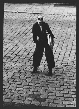 Model mit Stuhl
