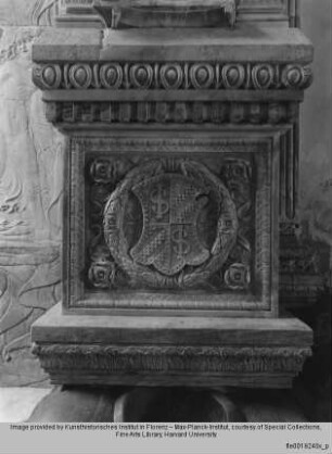 Sockelrelief des rechten Pilasters mit Adelswappen