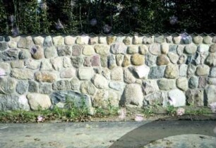 Nütschau: ehemaliges Gut [heute Kloster Nütschau]: Feldsteinmauer: nach Sanierung
