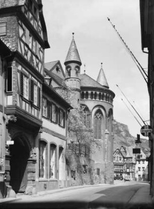 Blick in die Oberstraße in Bacharach mit Hotel Posthof und der Apsis von St. Peter, rechts das erste Ladengeschäft von Joseph Knippenberg in Bacharach