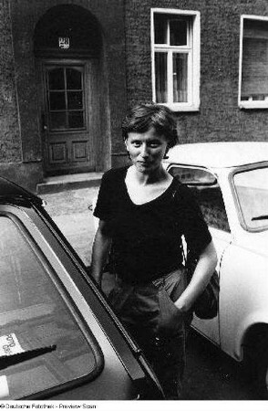 Die Künstlerin Thea Richter zwischen parkenden Autos