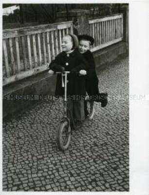 Kinder fahren Roller