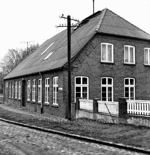 Schlamersdorf: Dorfstraße mit Kopfsteinpflaster: Volksschule: davor Strommast: rechts Zaun: