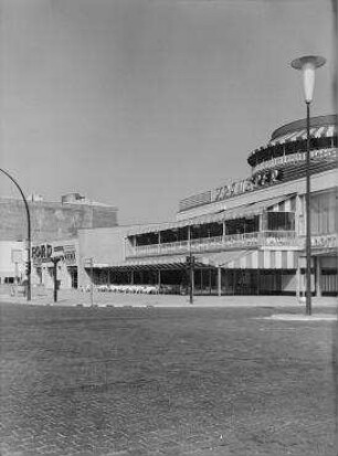 180° Panorama, Bild 4 von 8. Ansicht der Straßenkreuzung Kurfürstendamm, Joachimsthaler Straße mit Blick auf das Café Kranzler. Berlin-Charlottenburg, Kurfürstendamm