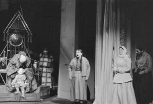 Szenenbilder aus "Der kaukasische Kreidekreis" von B. Brecht, Berliner Ensemble 1954 : Mit A. Hurwicz, H. Weigel, E. Geschonneck u. a.