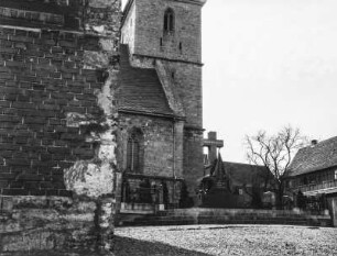 Kirche "Zu den vierzehn Nothelfern" : Die Kirche "Zu den vierzehn Nothelfern" in Vierzehnheiligen bei Jena mit dem Denkmal für die Schlacht zwischen napoleonischen und preußischen Truppem vom 13. Oktober 1806