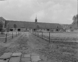 Wirtschaftshof : Gutshof (Vollblutgestüt Lehn; um 1730, 19. Jh.). Blick vom ehem. Verwaltergebäude auf Stallungen und Koppeln im Wirtschaftshof