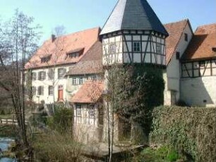 Stadtbefestigung - Ansicht im Süden mit Wehrturm an der Kreuzgasse (Rundturm mit Fachwerkaufsatz) über Feldseite