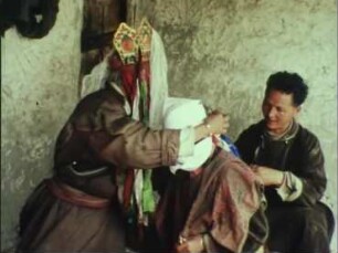 Tibeter (Zentralasien, Ladakh) - Ausbildung einer Orakelpriesterin