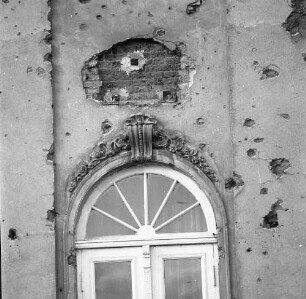 Prötzel, Am Park 1. Schloss Prötzel (1712/1717, A. Schlüter; 1859 Umbau, F. A. Stüler; 1924 Umbau). Portalvorbau auf der Hofseite. Detail: Mittleres Portal. Teilansicht mit Fensterkreuz und Bekrönung