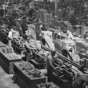 Blick in die Produktionshalle von Borgward, Produktion von Kurbelwellen